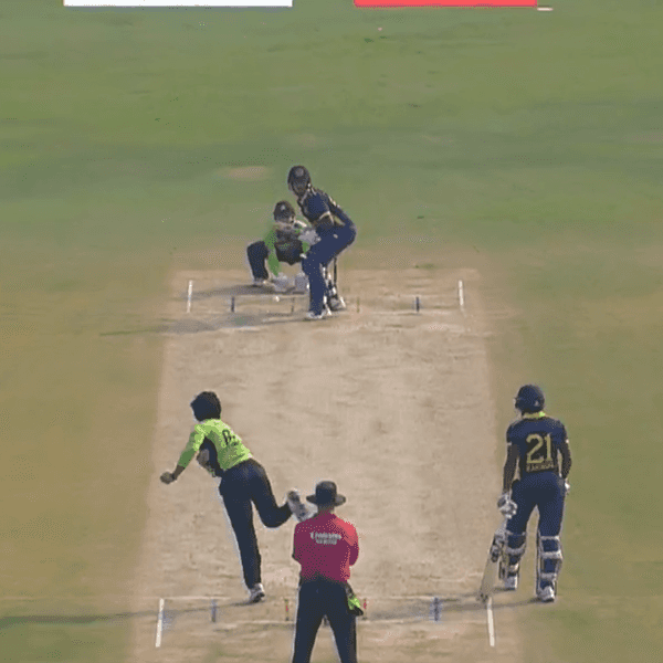 Pakistan bowl against Sri Lanka in tri-series final