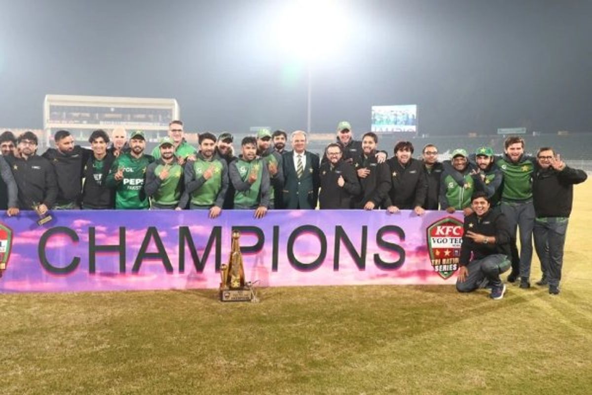 Clinical Pakistan rout Sri Lanka to win tri-series