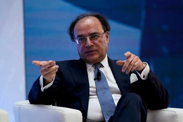Pakistan shifting from economic stabilization toward growth, Aurangzeb says