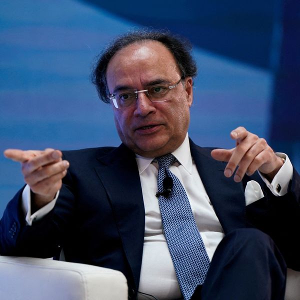 Real size of Pakistan's economy close to $1 trillion: finance minister