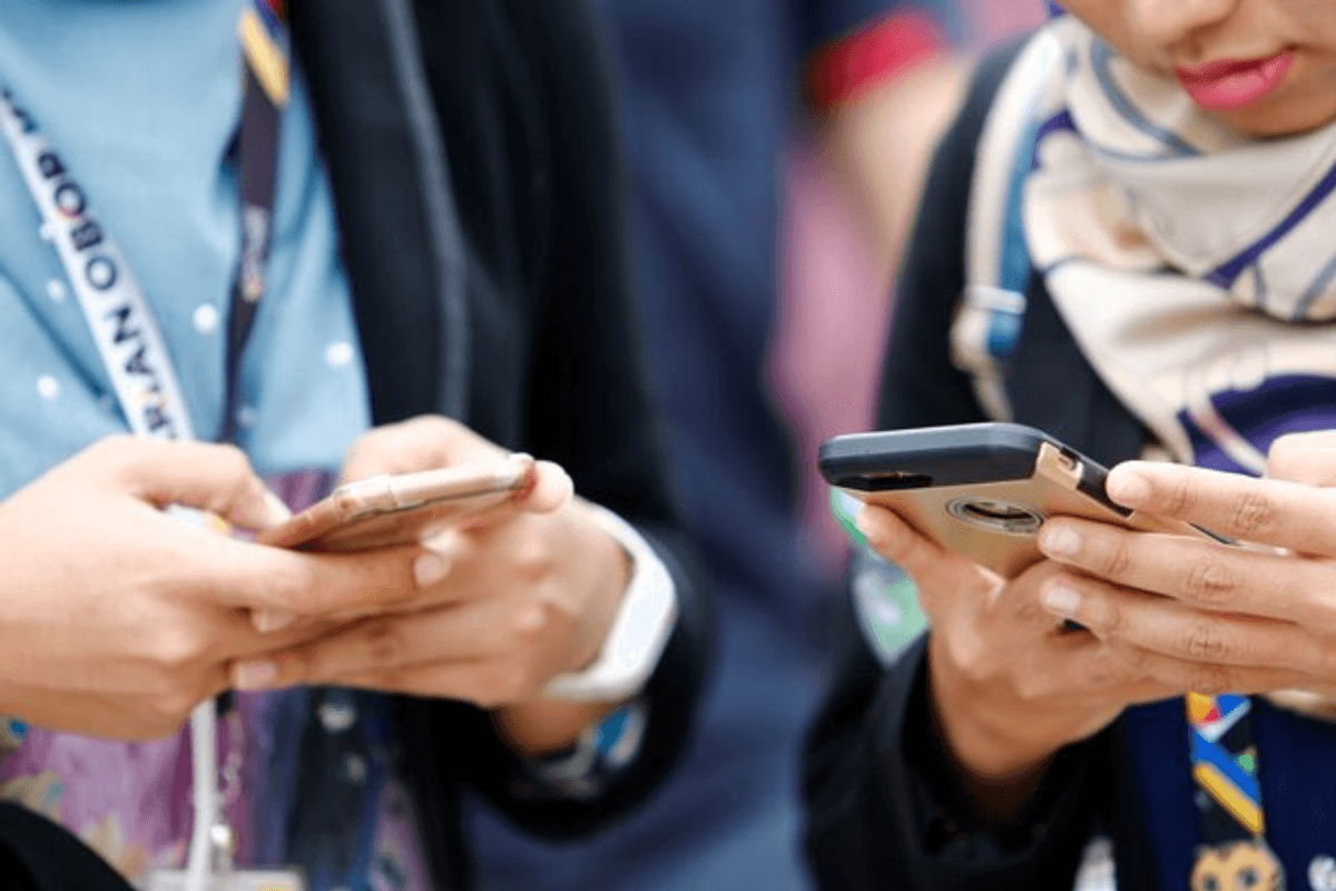 Family objections keep Pakistan women away from cell phones