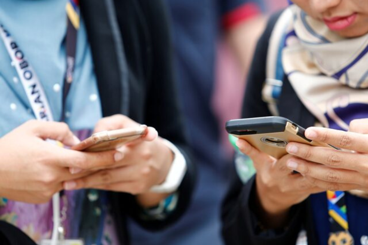 Family objections keep Pakistan women away from cell phones