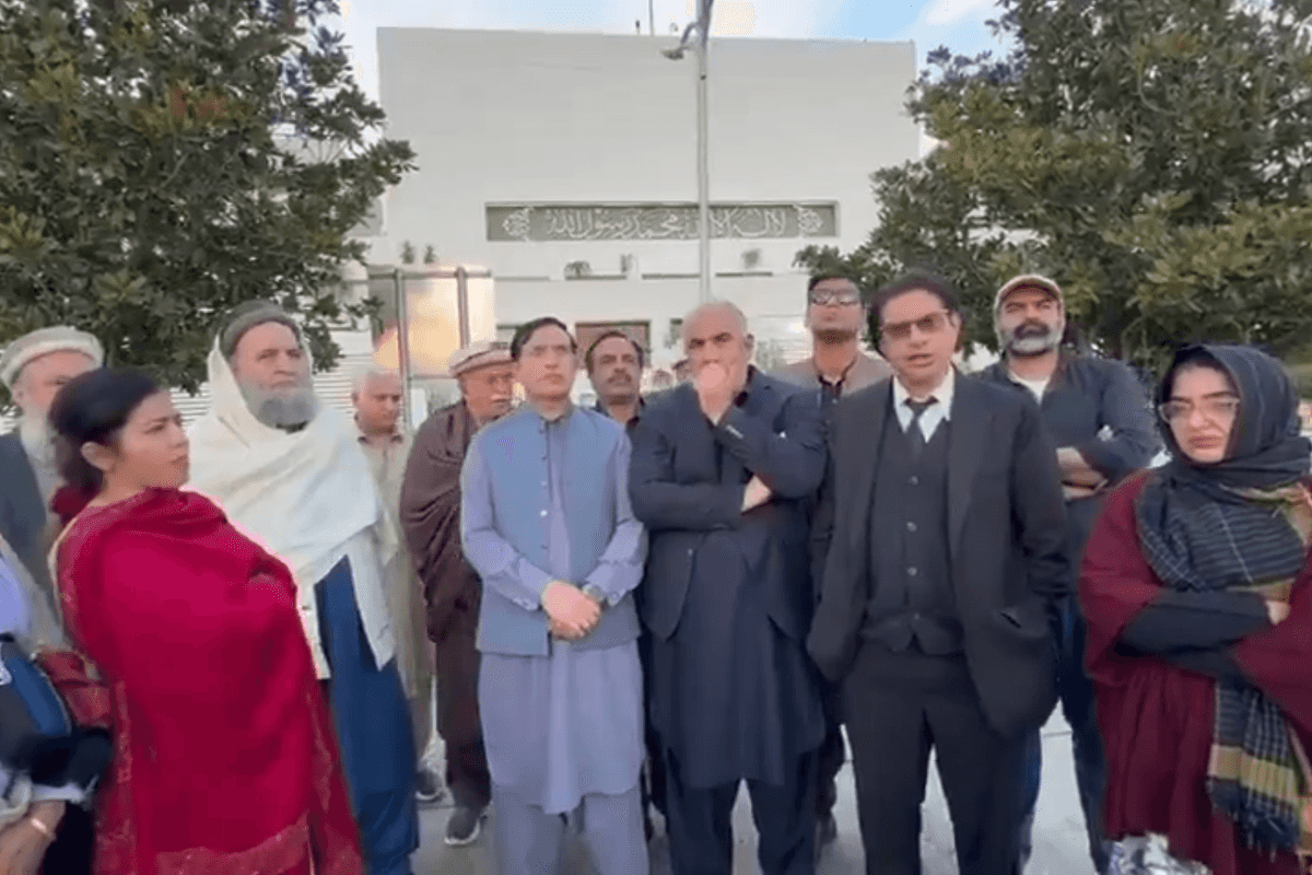 Pakistan opposition continues sit-in as govt pledges specialist treatment for Khan