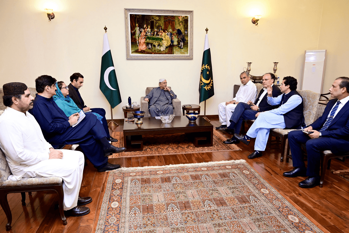 Pakistan president reviews security and economic situation with ministers