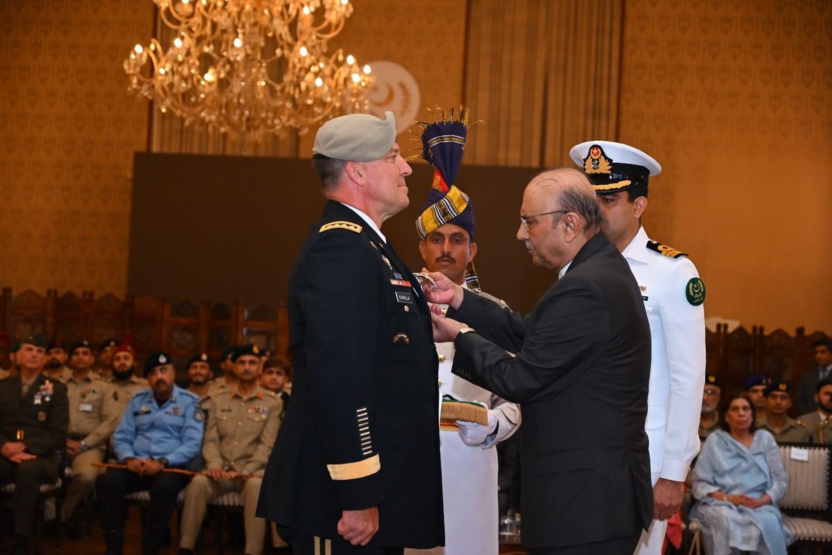 Pakistan honors US CENTCOM chief with military award
