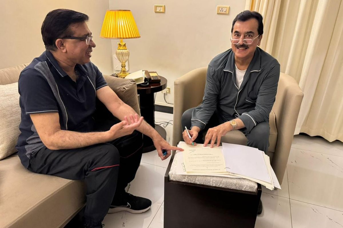 ‘Bhaiya ji SMILE’: Marathon legislations make Pakistan’s history as bills signed in PJs