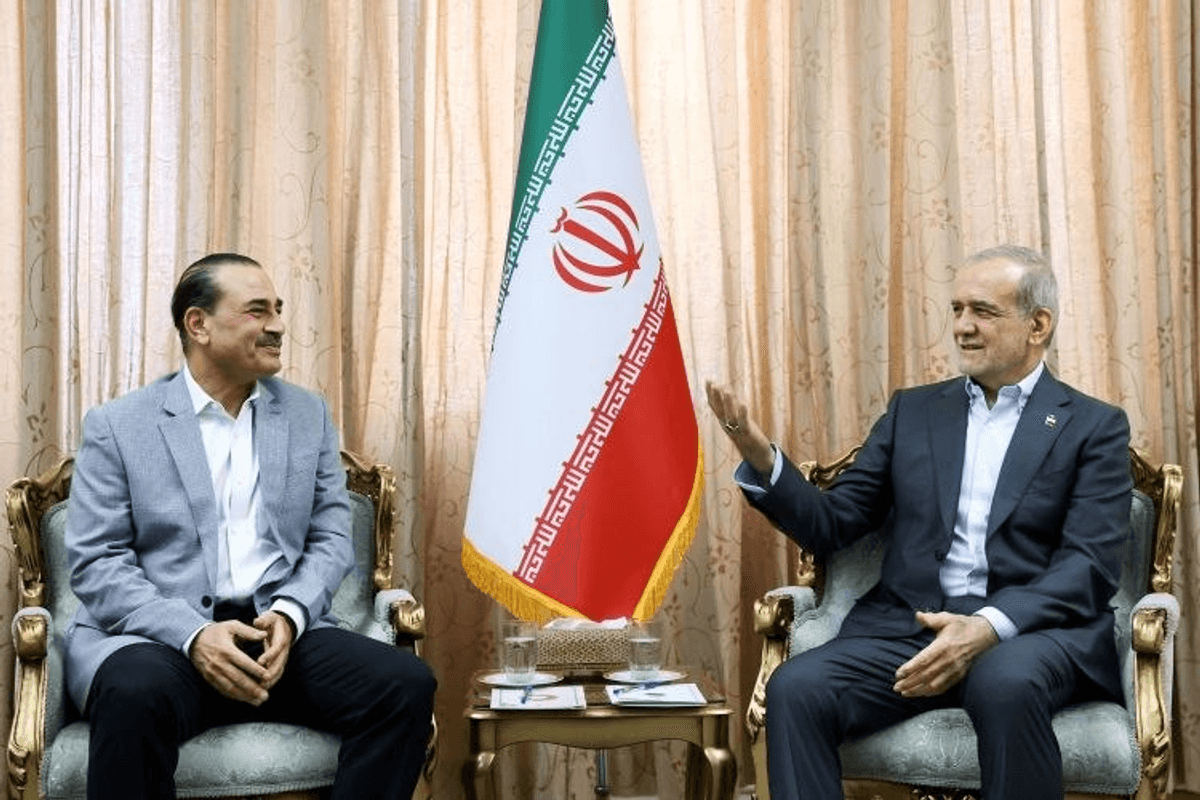 Pakistan army chief holds talks in Iran amid mediation efforts to end US war