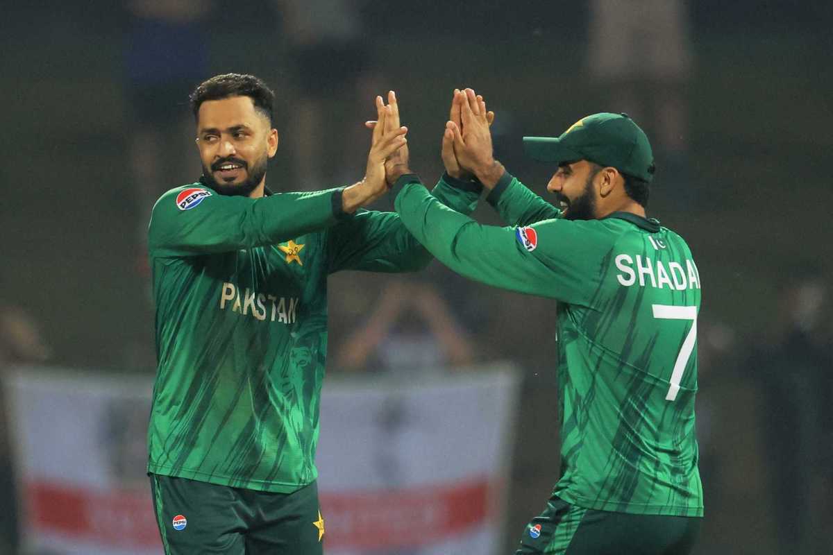 Pakistan stay alive in T20 World Cup after England beats New Zealand