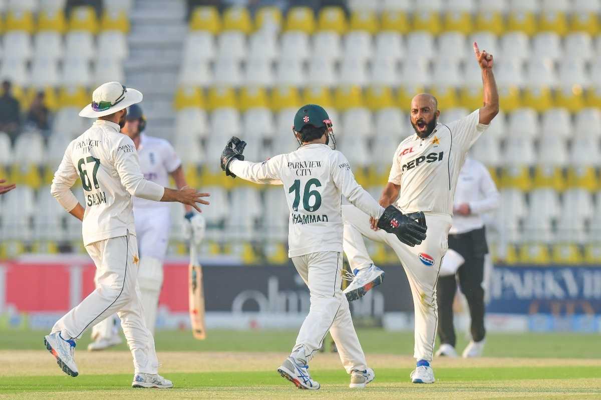 Sajid Khan strikes to put Pakistan on top despite Duckett’s ton