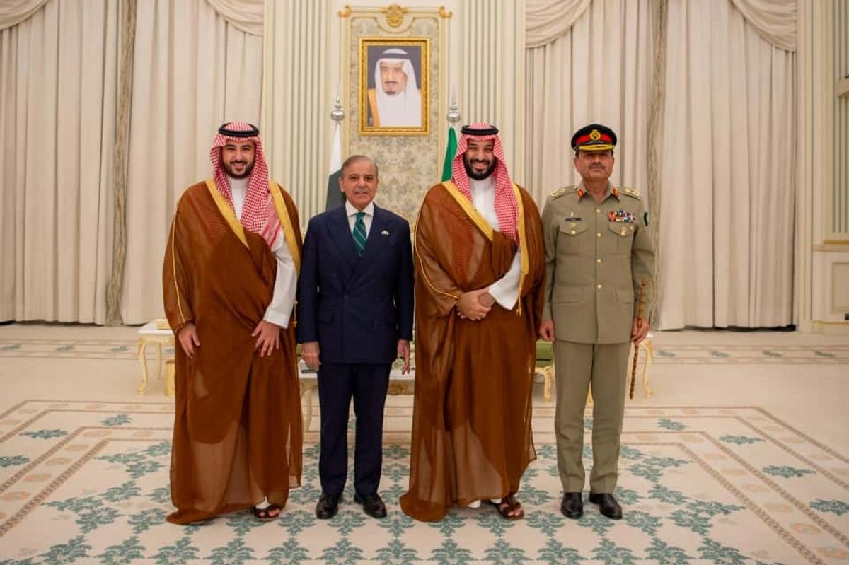 Pakistan and Saudi Arabia sign landmark defense agreement