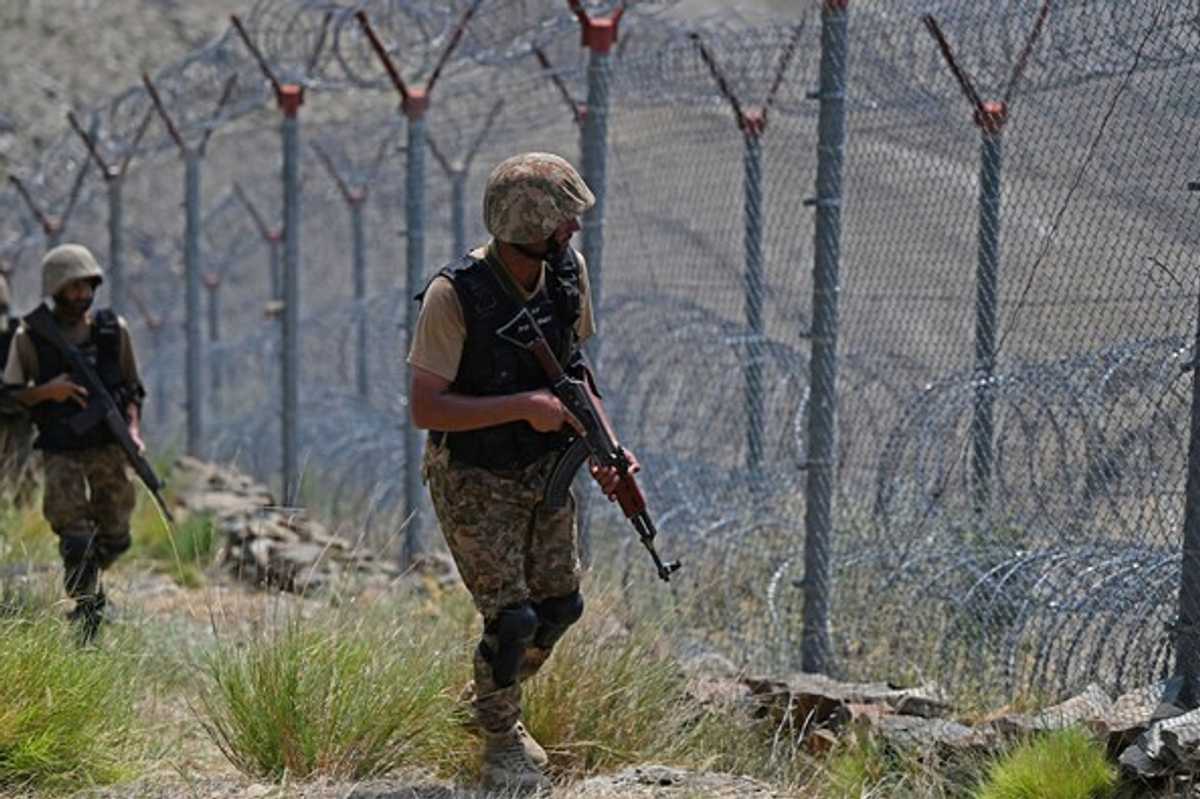 Pakistan, Afghan forces exchange heavy fire along the border amid rising tensions