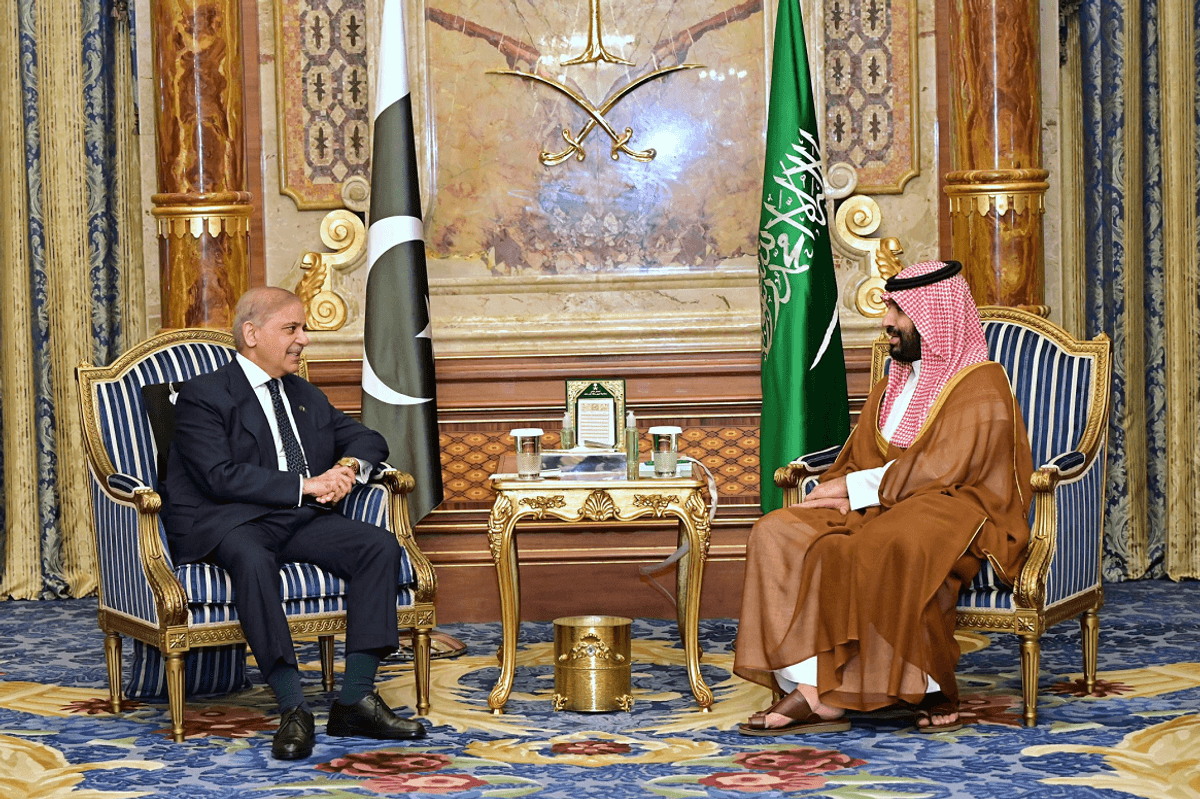 Pakistan PM, Saudi crown prince discuss regional tensions, bilateral ties in Jeddah