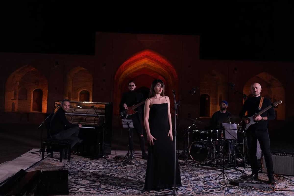 Iranian singer gives online concert without hijab