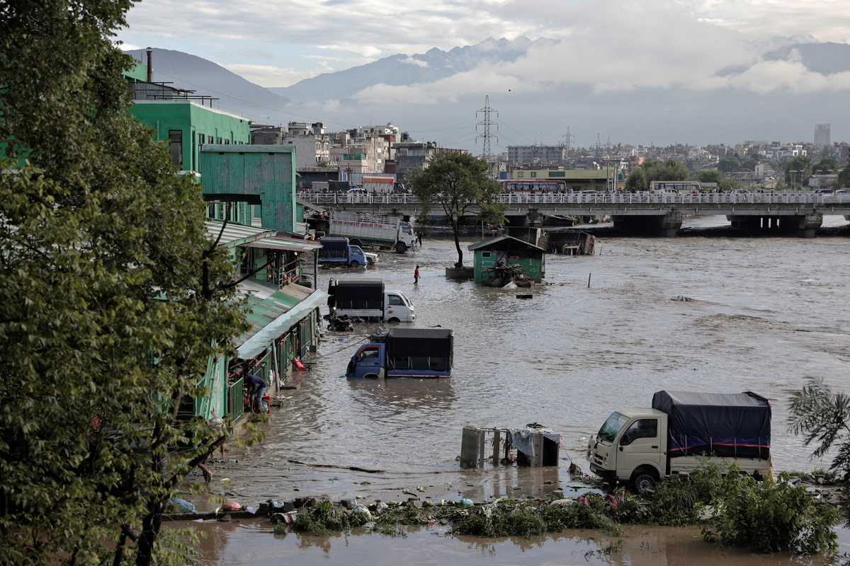Heatwaves and floods: South Asia's climate woes continue