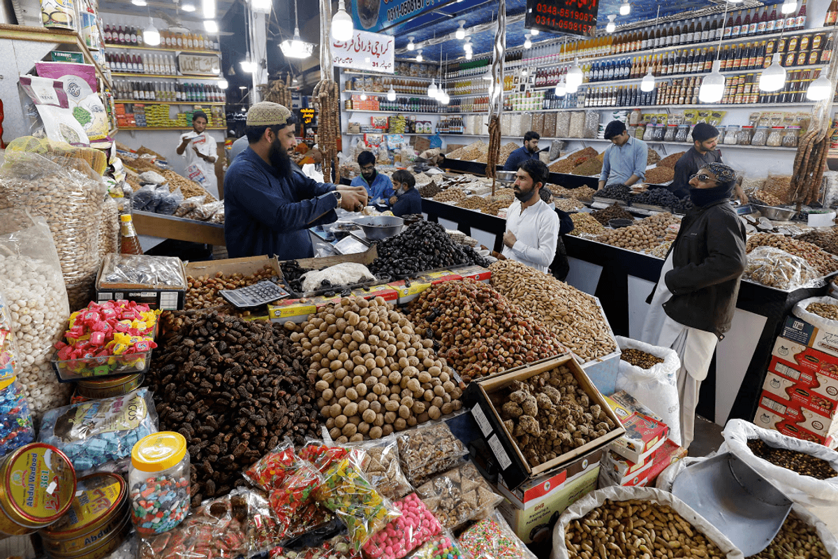 Pakistan extends austerity measures to June 30, eases grocery store hours