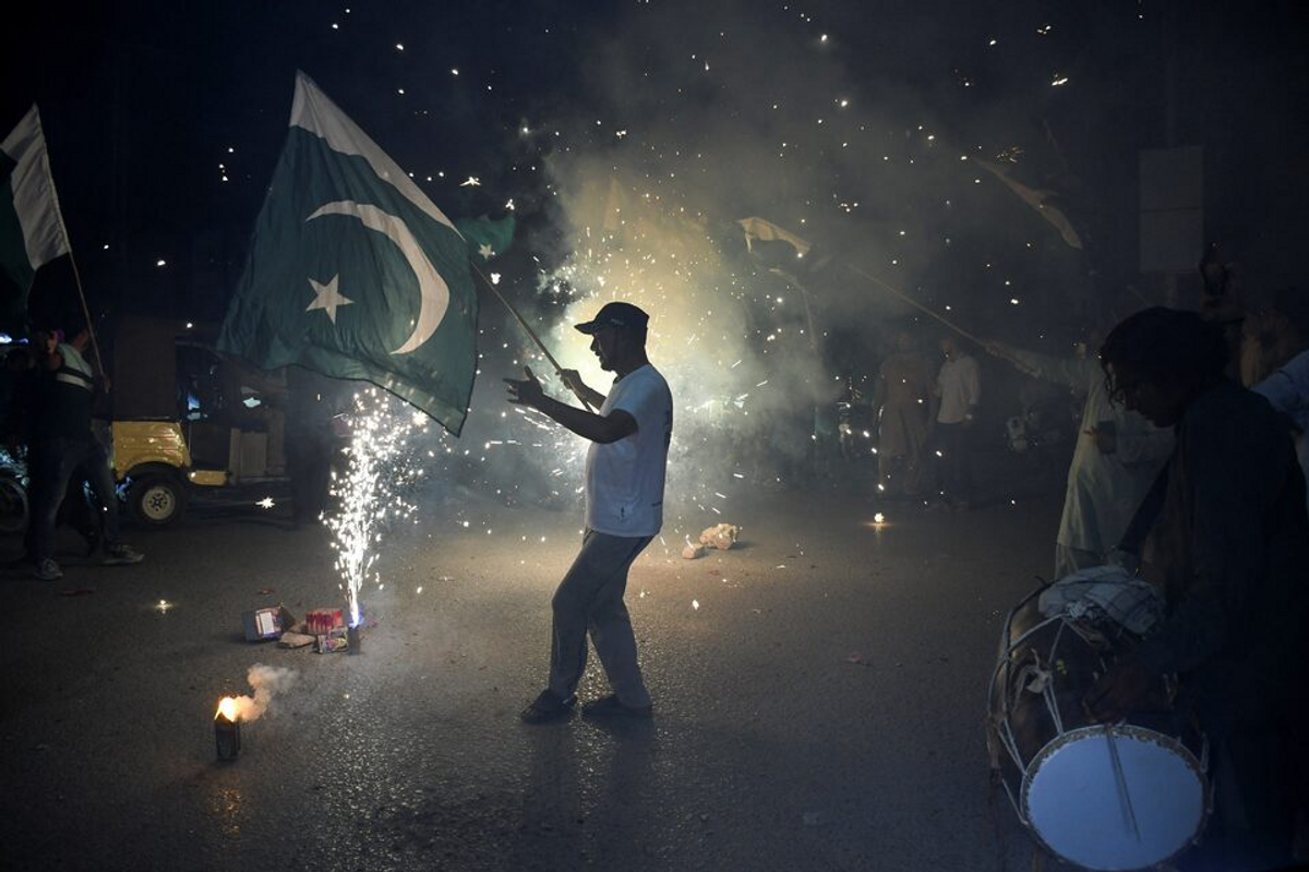 Ceasefire holds as India-Pakistan pull back from worst clash in decades