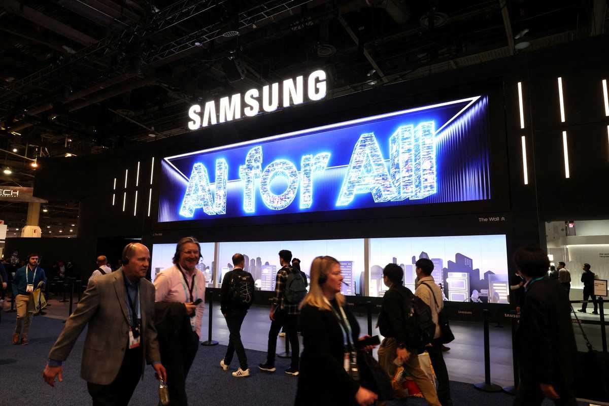 Samsung issues rare apology for poor results in tech 'crisis'