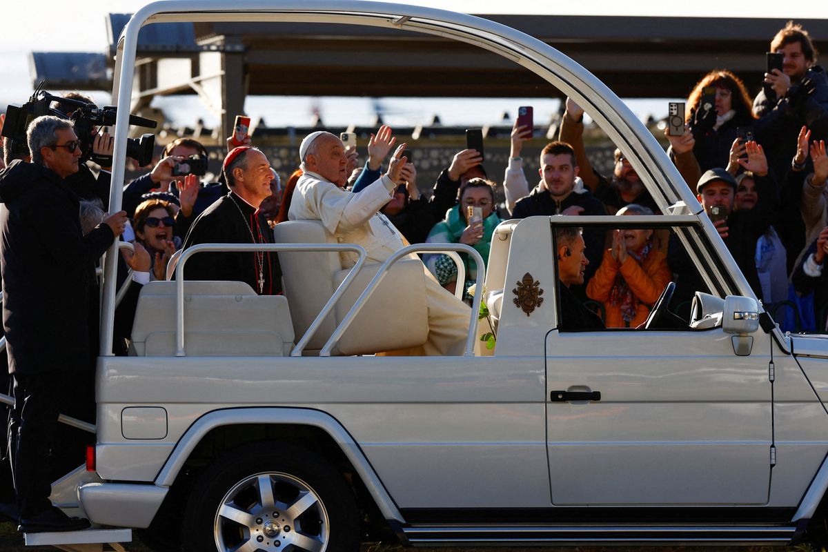 Pope Francis's popemobile set to become health clinic for Gaza children