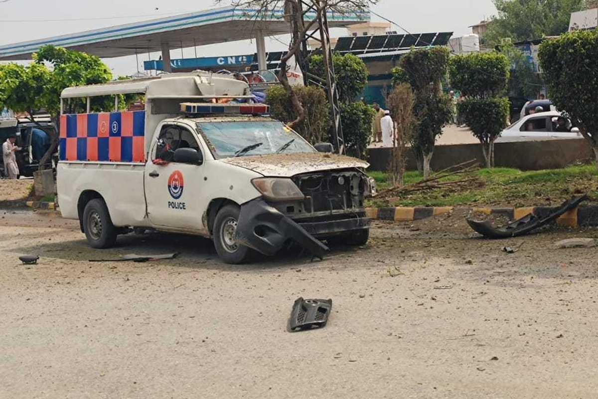 Roadside bomb wounds two police officers in Peshawar
