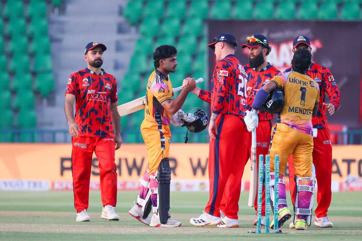 Unbeaten Peshawar Zalmi outclass Karachi Kings by seven wickets