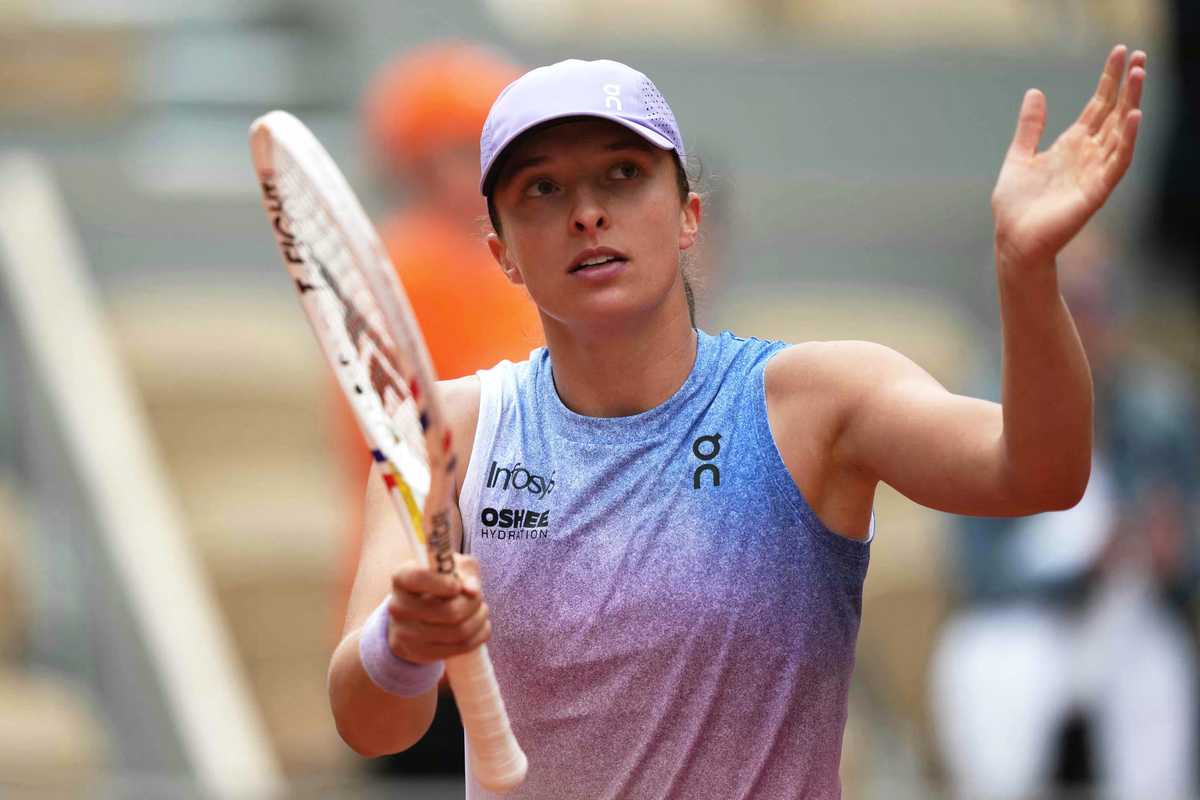 Swiatek faces Raducanu test, Alcaraz eyes French Open third round