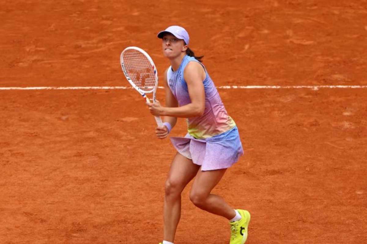 Four-time champion Swiatek launches French Open record bid, Alcaraz cruises