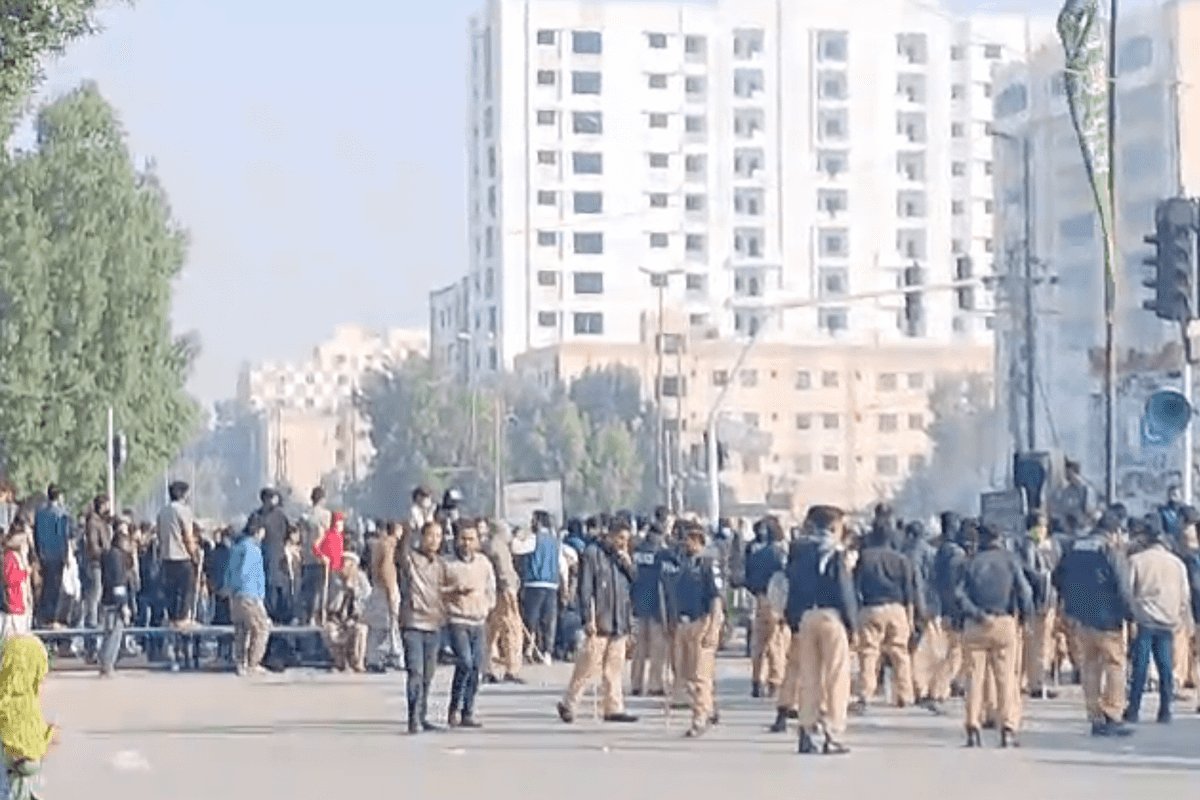 Running battles in Karachi as police clear protest blockades
