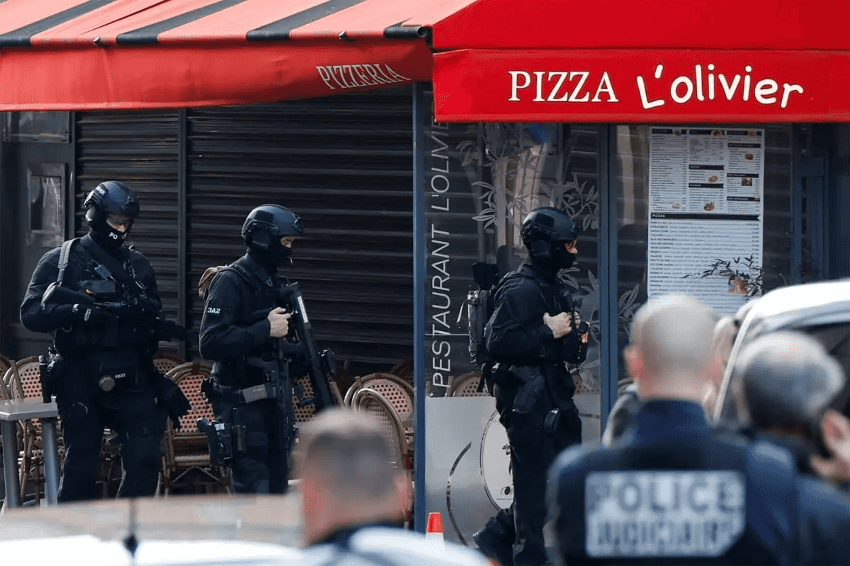 Son holds staff hostage at father's restaurant near Paris