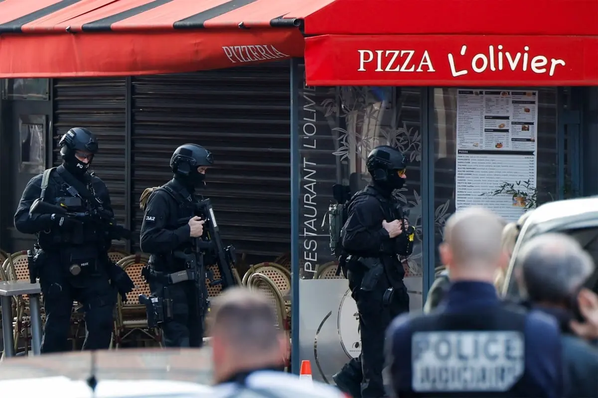 Son holds staff hostage at father's restaurant near Paris