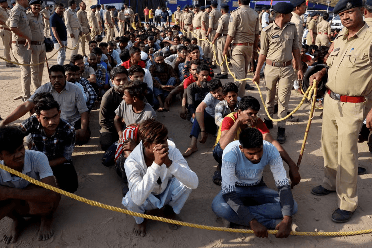 Hundreds flee India migrant crackdown toward Bangladesh border