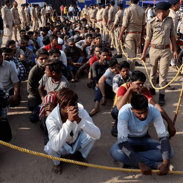 Hundreds flee India migrant crackdown toward Bangladesh border
