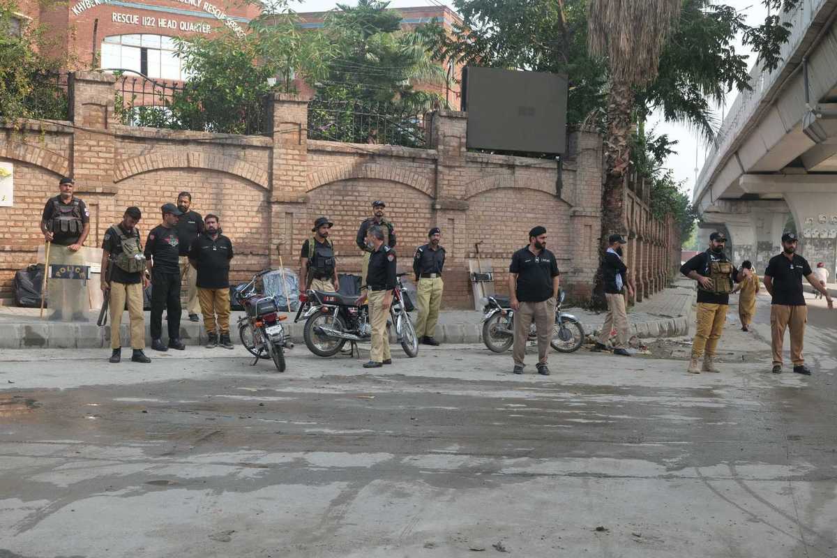 Security tightened in Peshawar as Centre considers emergency rule amid PTI long march confrontation