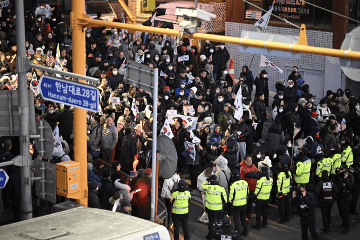 Thousands protest in Seoul as suspended President Yoon defies arrest warrant