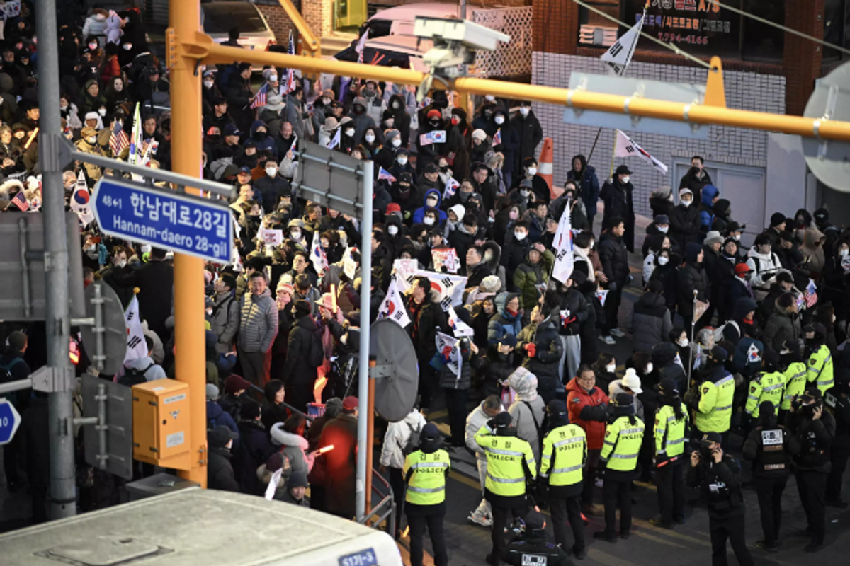 Thousands protest in Seoul as suspended President Yoon defies arrest warrant