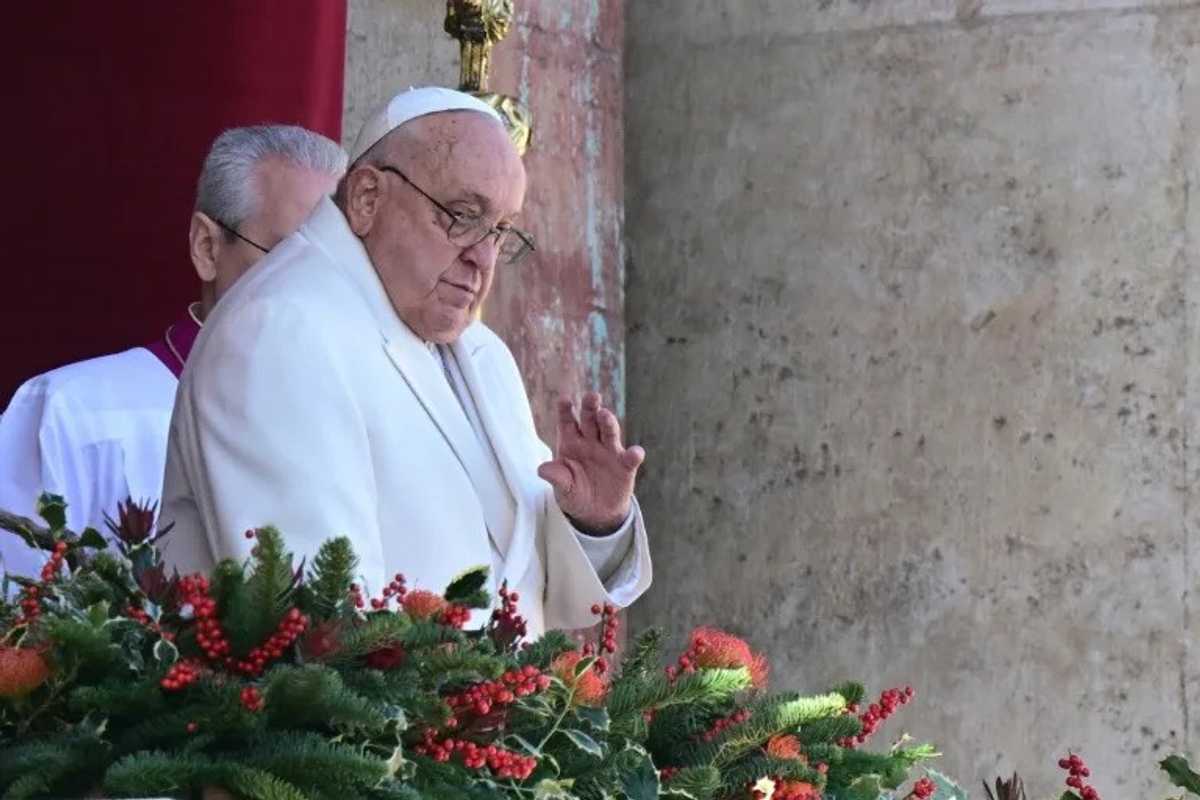 Pope calls for 'arms to be silenced' across world