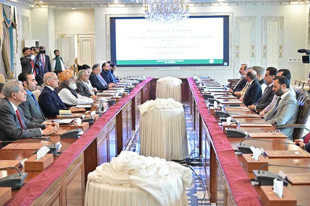 Pakistan parliamentarians advise balanced approach on Afghanistan