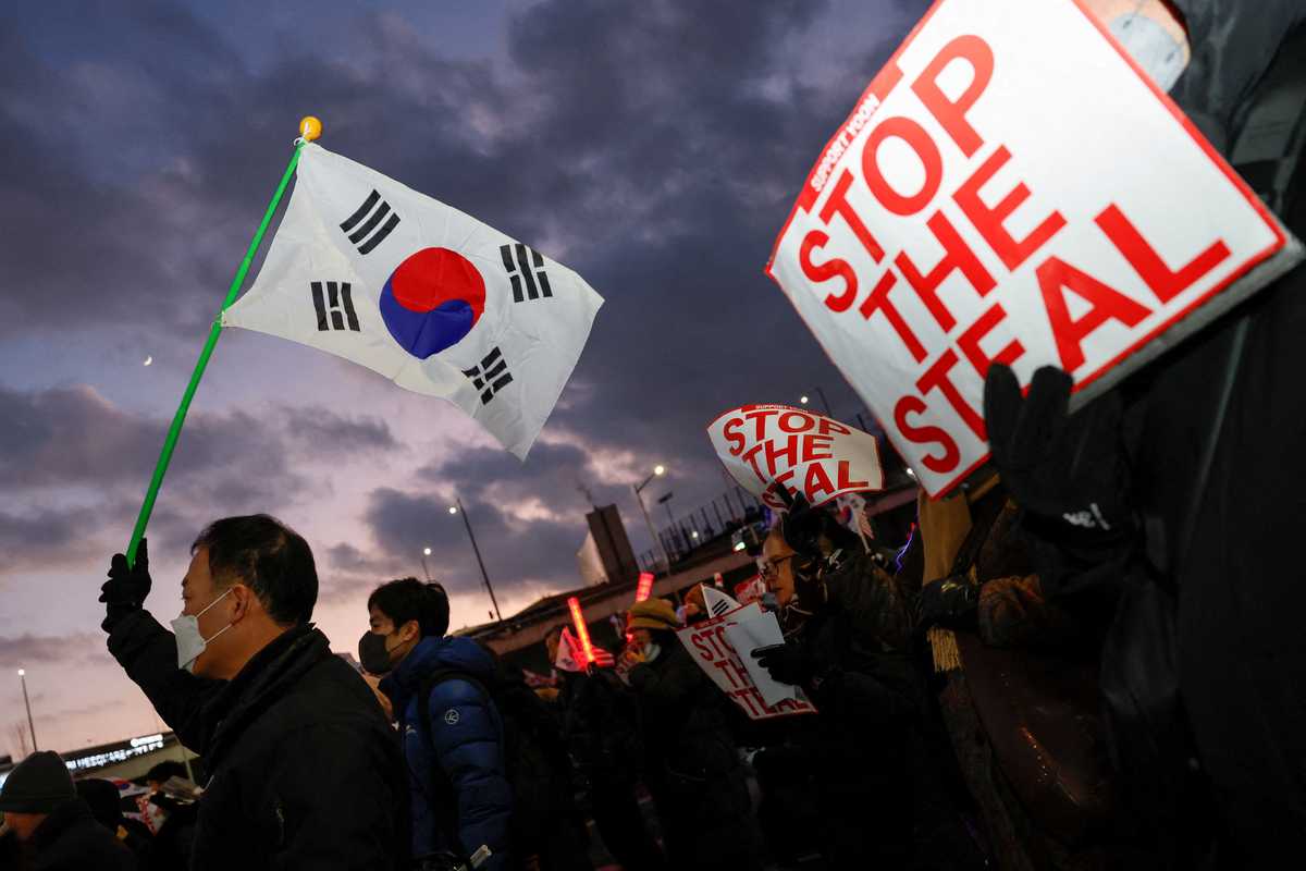 South Korea's Yoon set to avoid arrest by warrant deadline