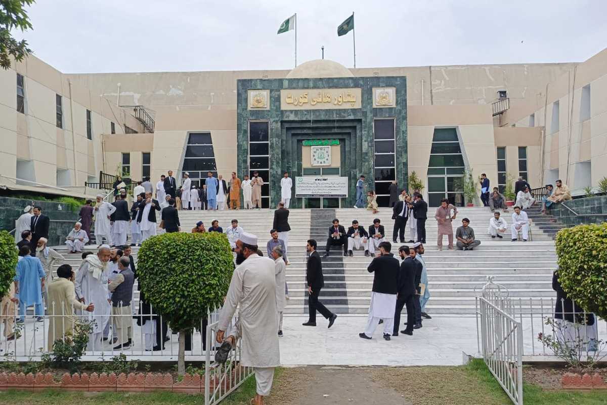 Judges in Pakistan’s Peshawar strike after lawyers disrupt murder case hearing