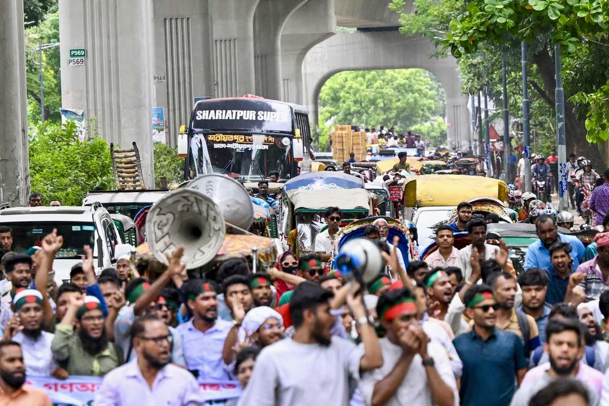 Political protests paralyze Bangladesh daily life