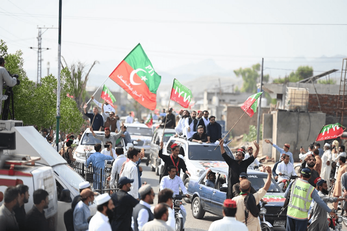 PTI long march moves towards Kohat on second day after talks fail