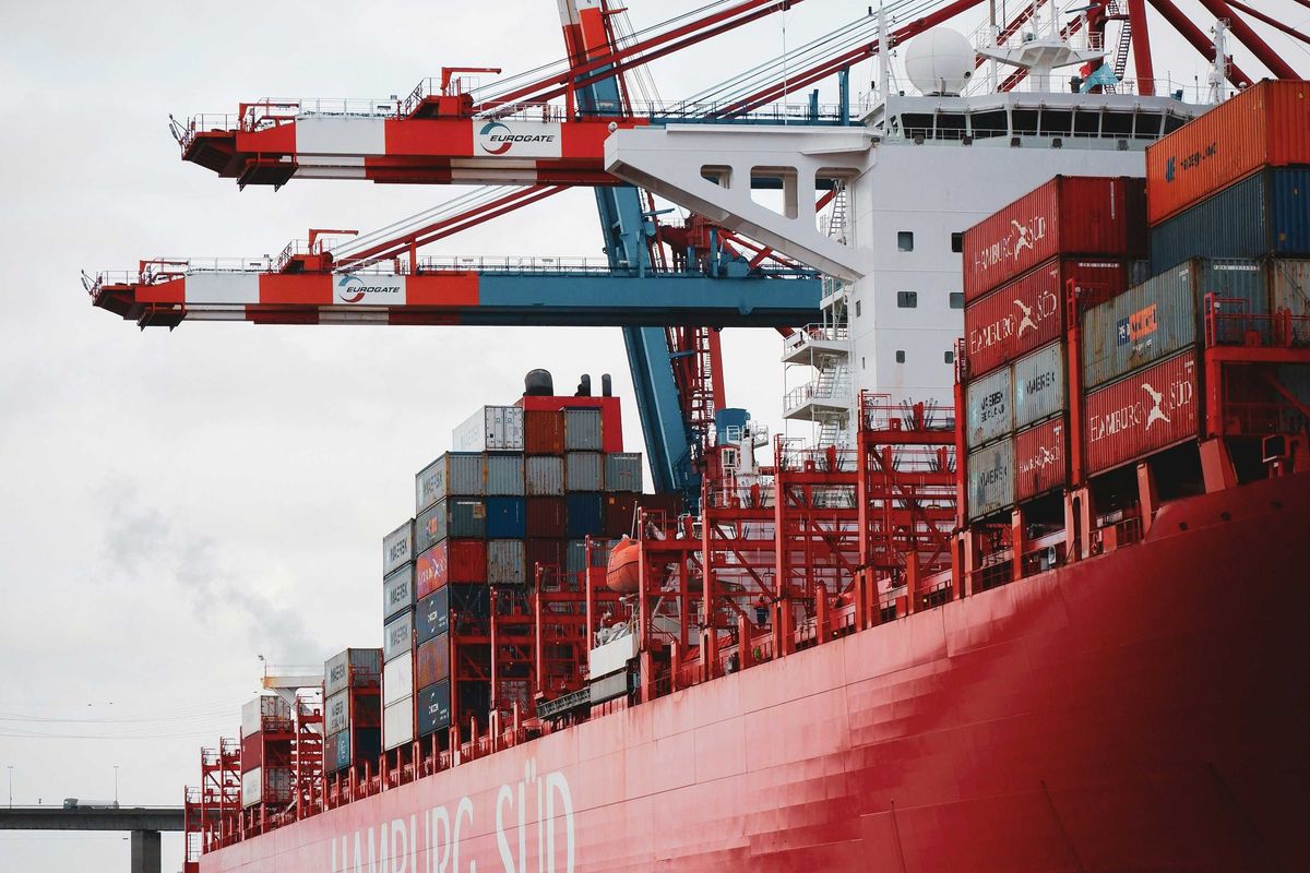 Pakistan allows re-export of stranded Afghan transit cargo amid border closure