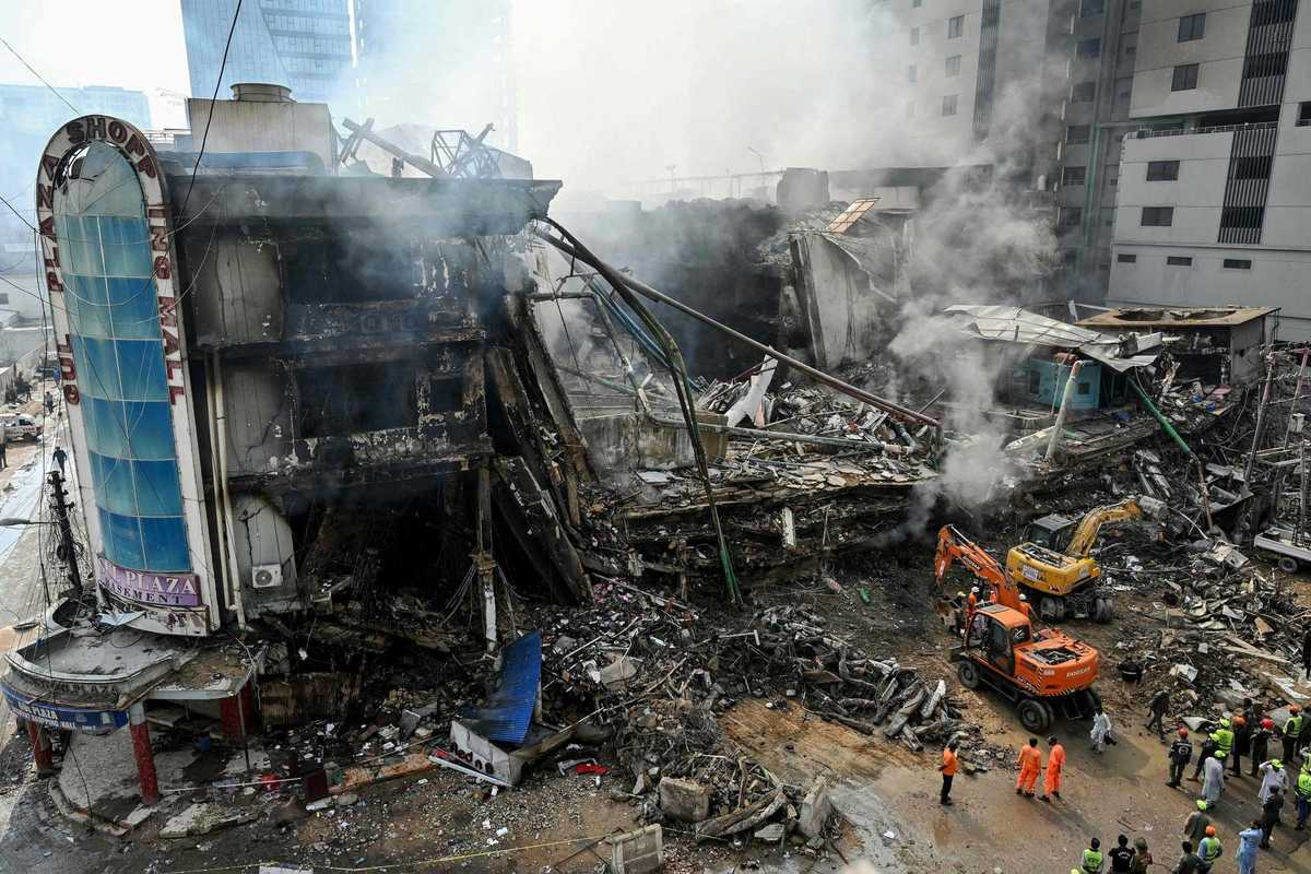 Rescue teams continue search at Karachi’s Gul Plaza after deadly blaze