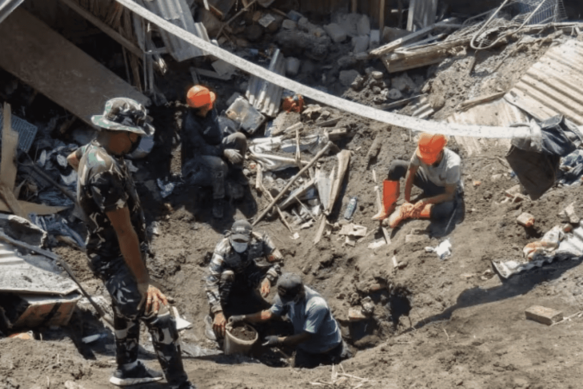 Volcano erupts in Indonesia killing 10