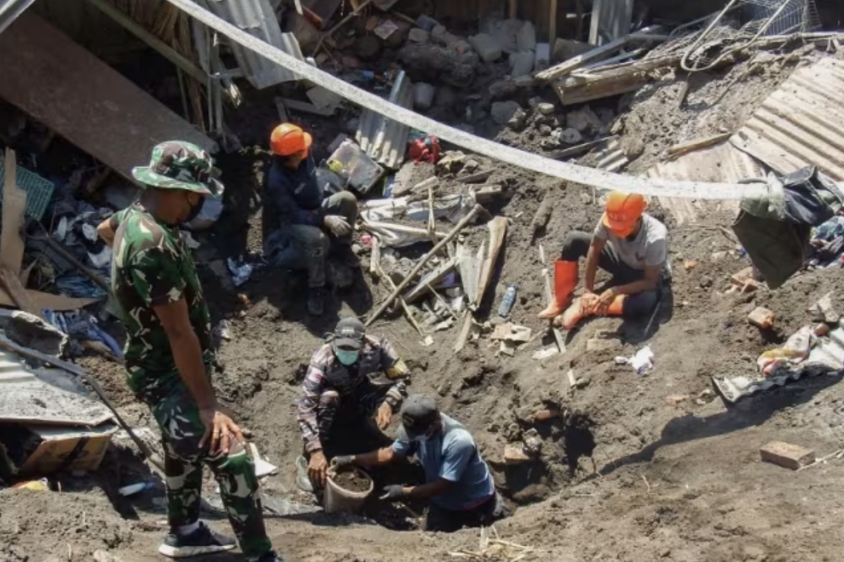 Volcano erupts in Indonesia killing 10