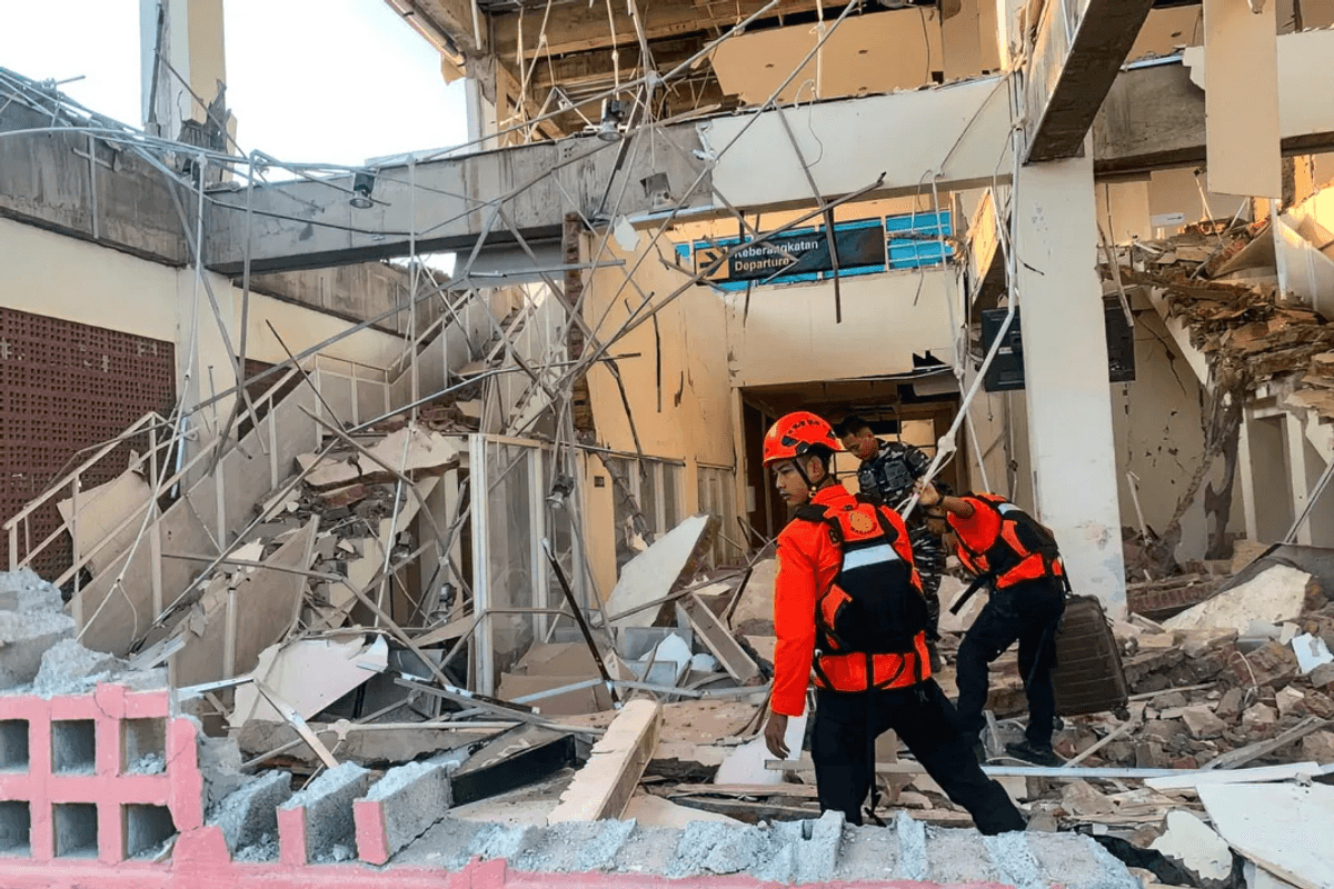 Rescuers search for survivors as Indonesian quake death toll rises to 47