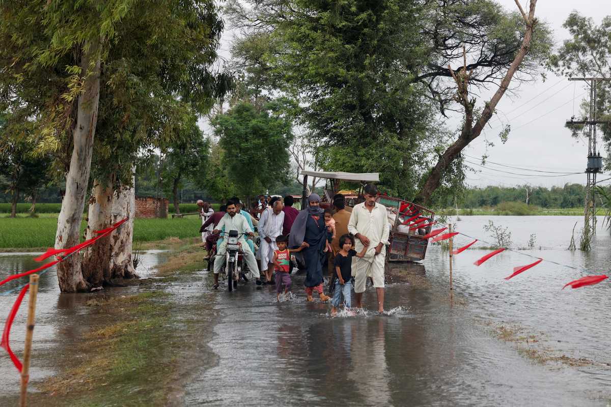 Pakistan evacuates 150,000 as flood threat rises in Punjab