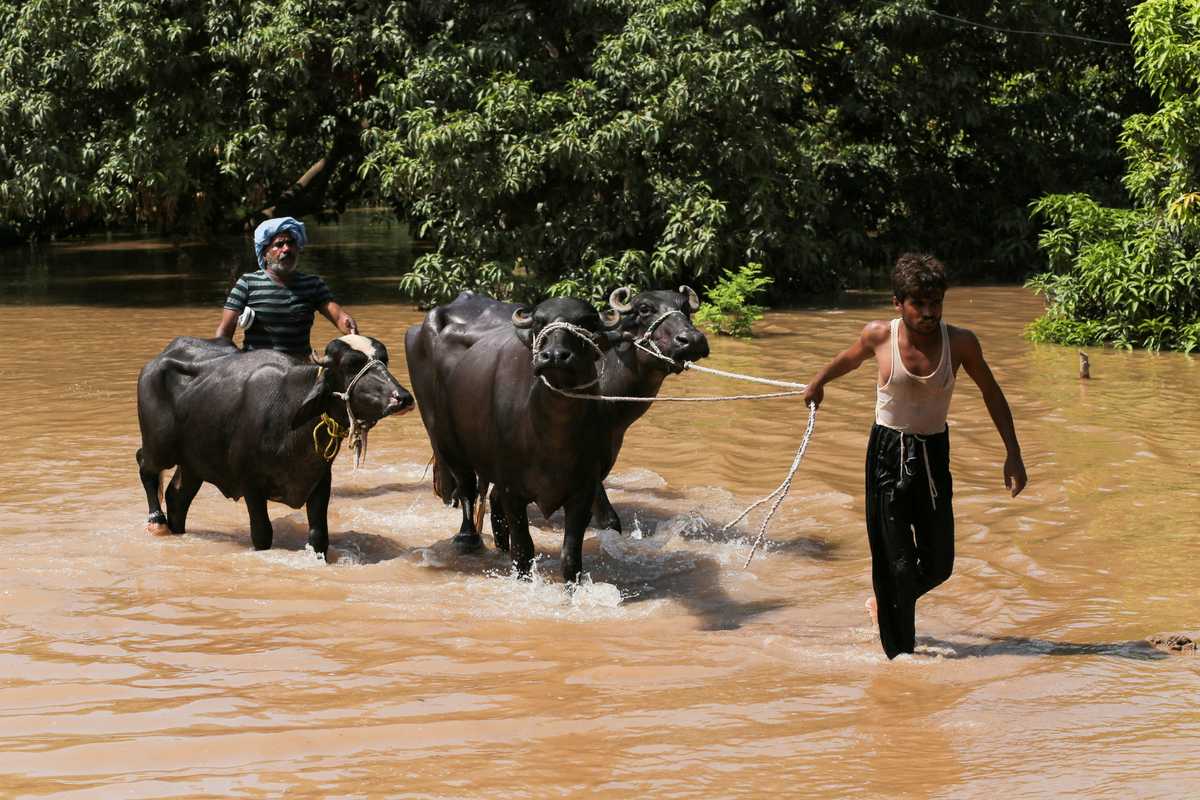 Pakistan says floodwaters receding, key highways remain open