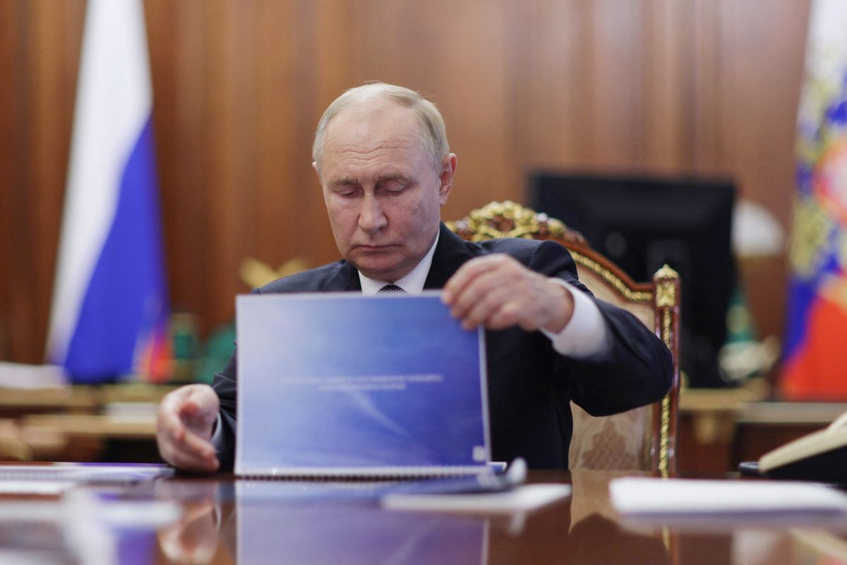 Putin criticizes Russian officials, says more needs to be done to clean Black Sea oil spill