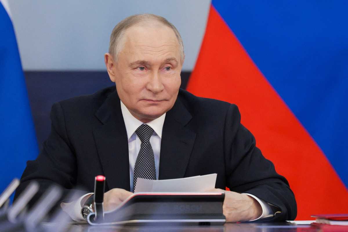 Putin strengthens crackdown on dissent with new laws