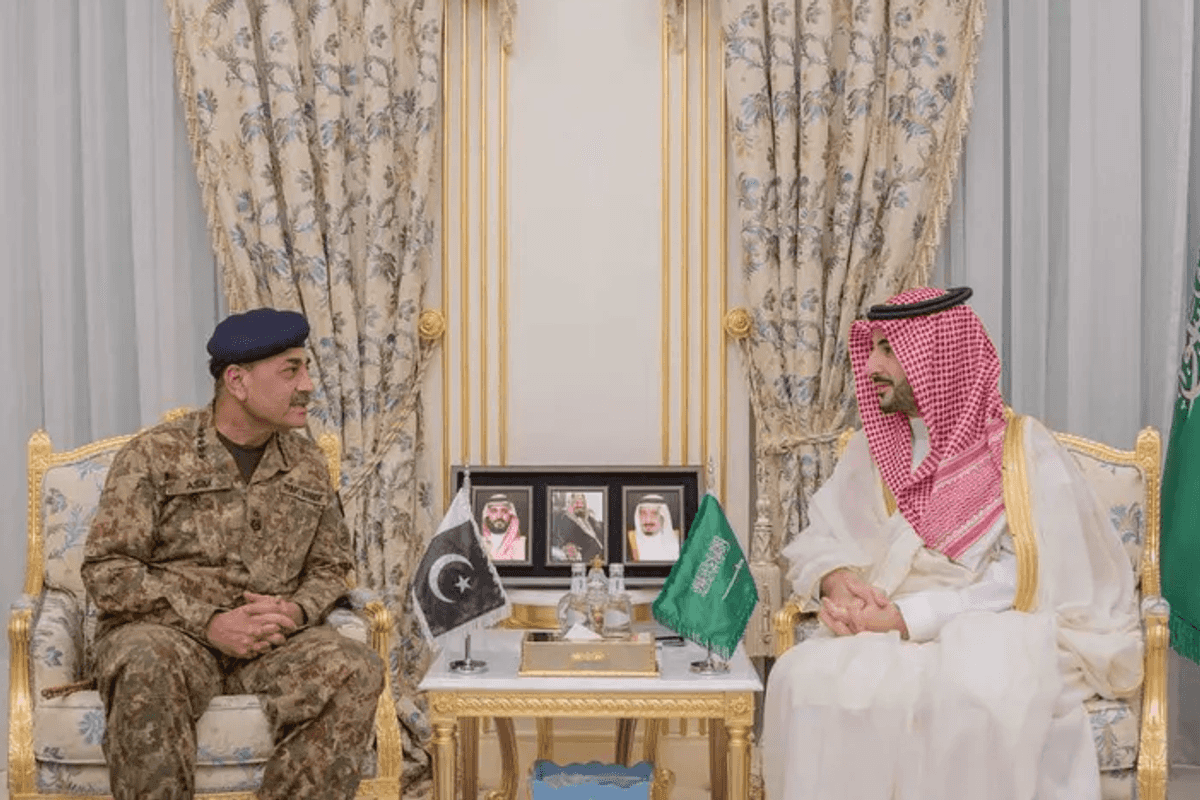 Saudi defense minister meets Pakistan army chief to advance Makkah pact military cooperation